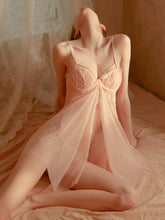 Tief ausgeschnittener Topless-Pyjama